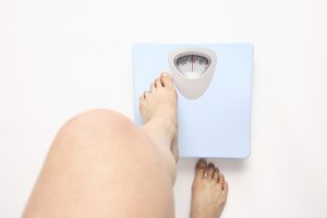 体重を量る女性